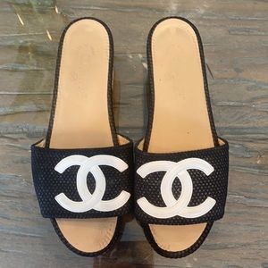 Chanel shoes black with white Chanel stitching